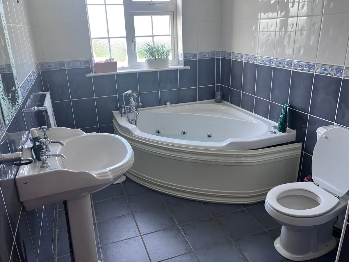 Bathroom suite - Image 3