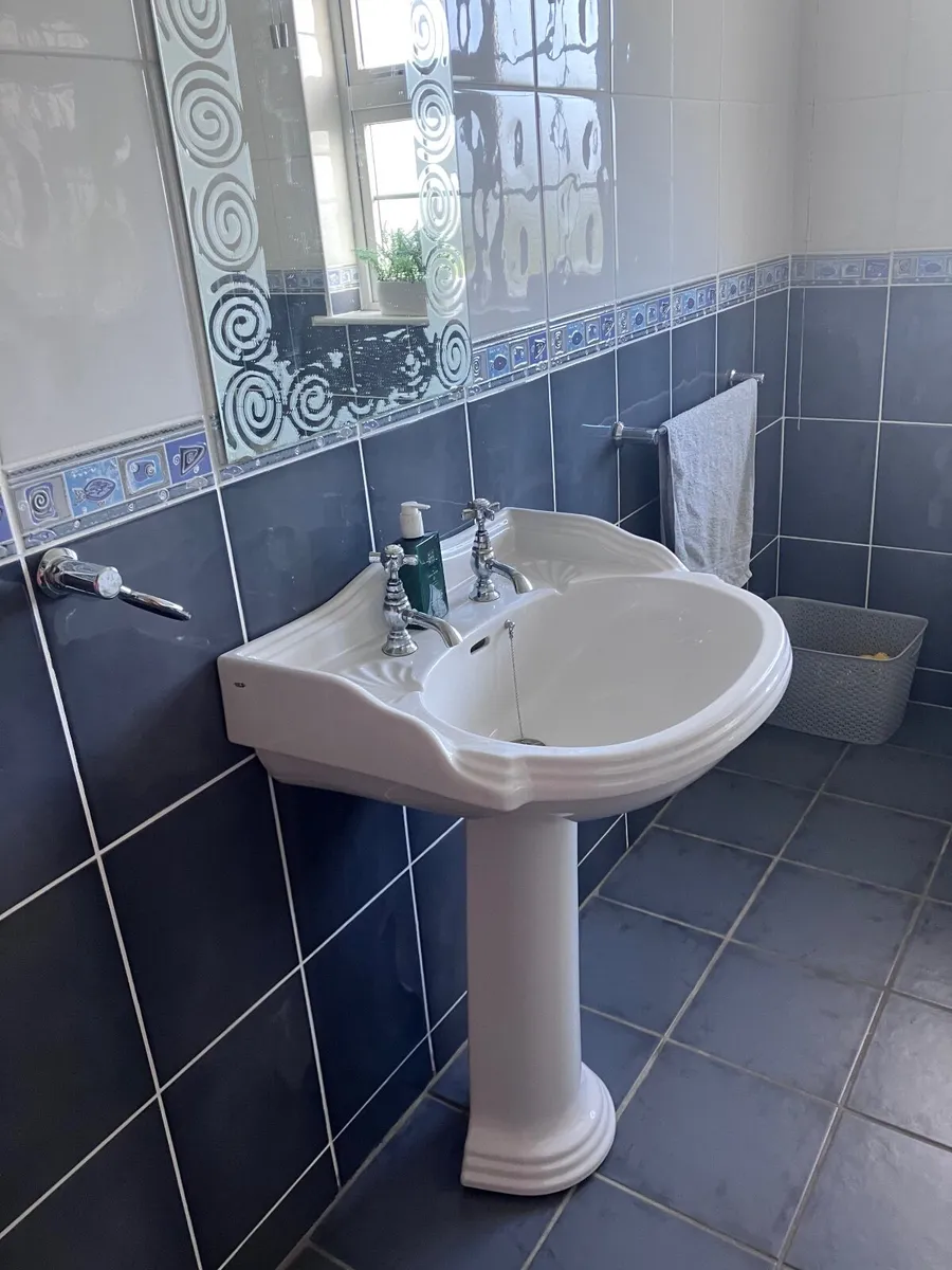 Bathroom suite - Image 4