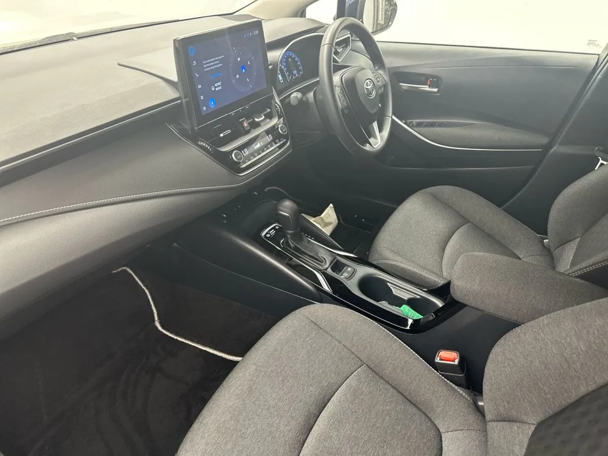 Toyota Corolla 1.8 Hybrid Luna Sport  saloon   11 - Image 3