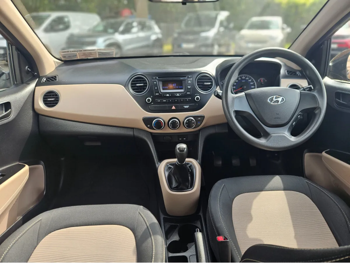 Hyundai i10 CLASSIC 4DR - Image 2