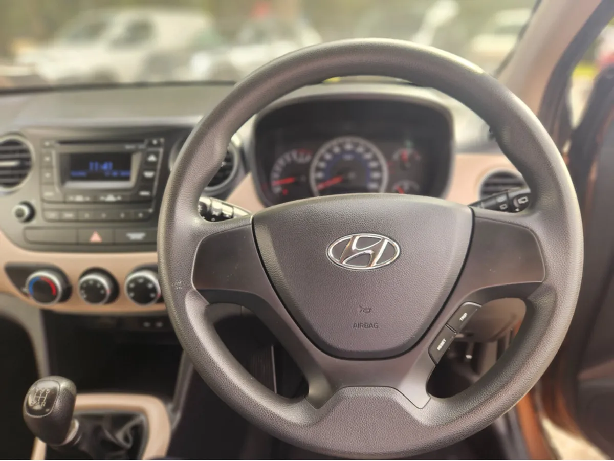 Hyundai i10 CLASSIC 4DR - Image 4