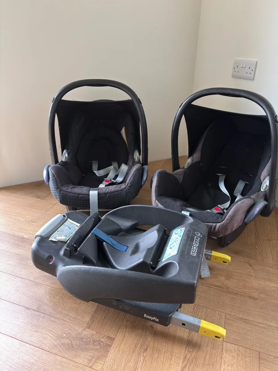 Two Maxi-Cosi Car Seats + One EasyFix ISOFIX Base - Image 1