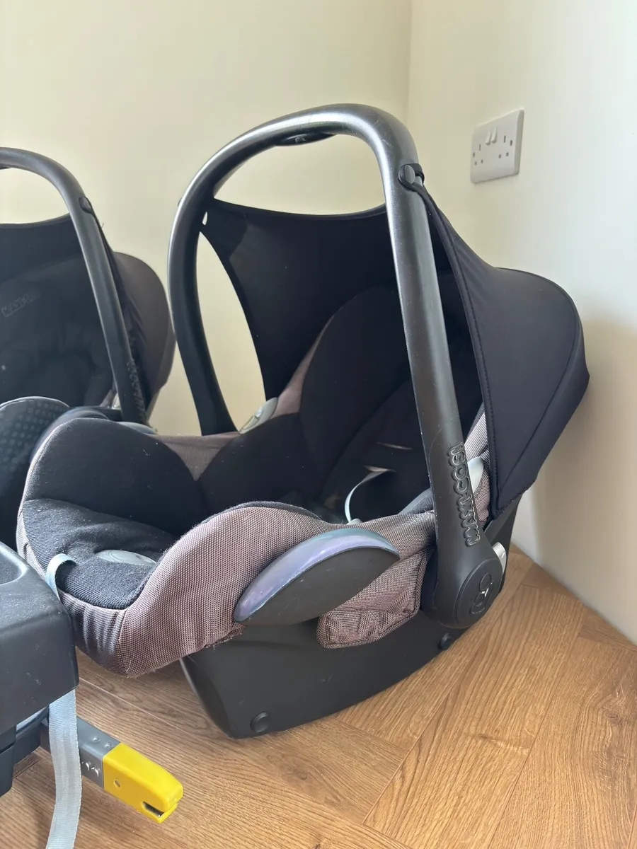Two Maxi-Cosi Car Seats + One EasyFix ISOFIX Base - Image 2