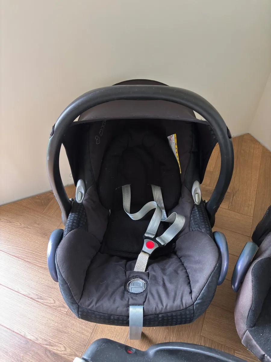 Two Maxi-Cosi Car Seats + One EasyFix ISOFIX Base - Image 3