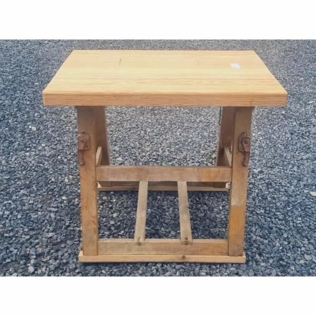 Table with Churn Base KAS792 - Image 1