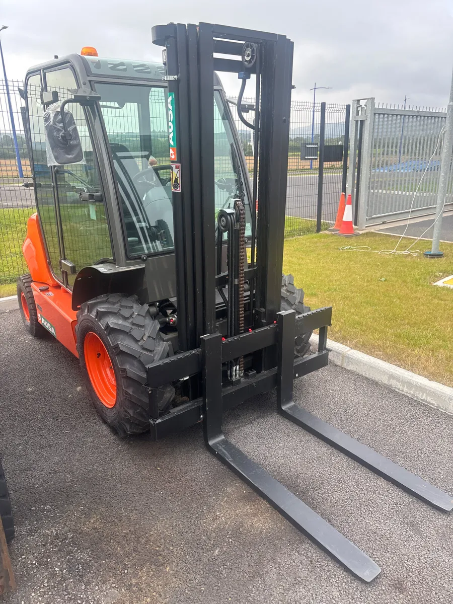 Ausa rough terrain Forklift - Image 2