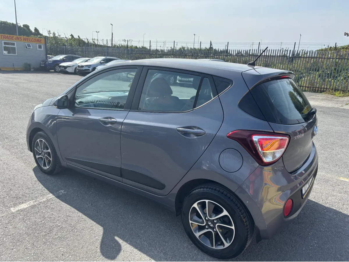Hyundai i10 DELUXE 4DR - Image 3