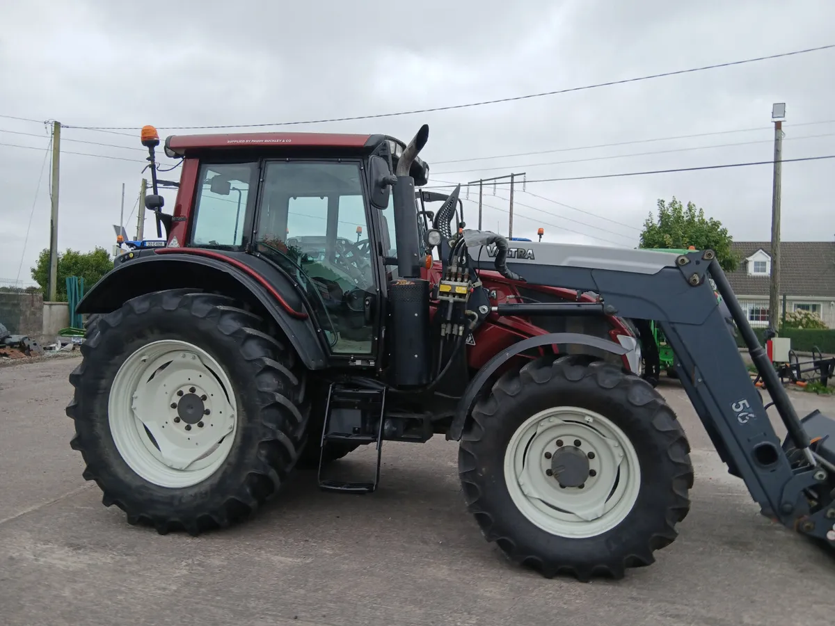 Valtra N123 & loader - Image 2