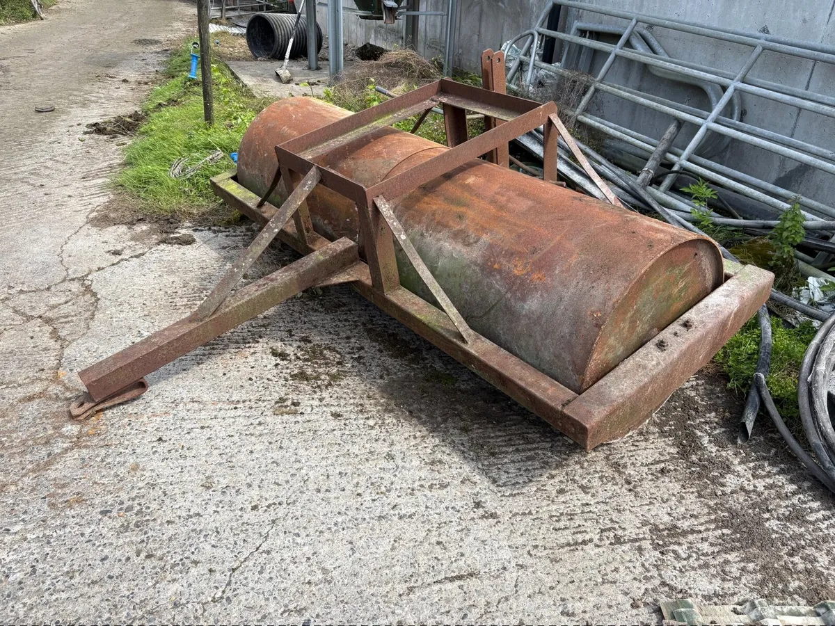 Farmyard implements (tractor) - Image 1