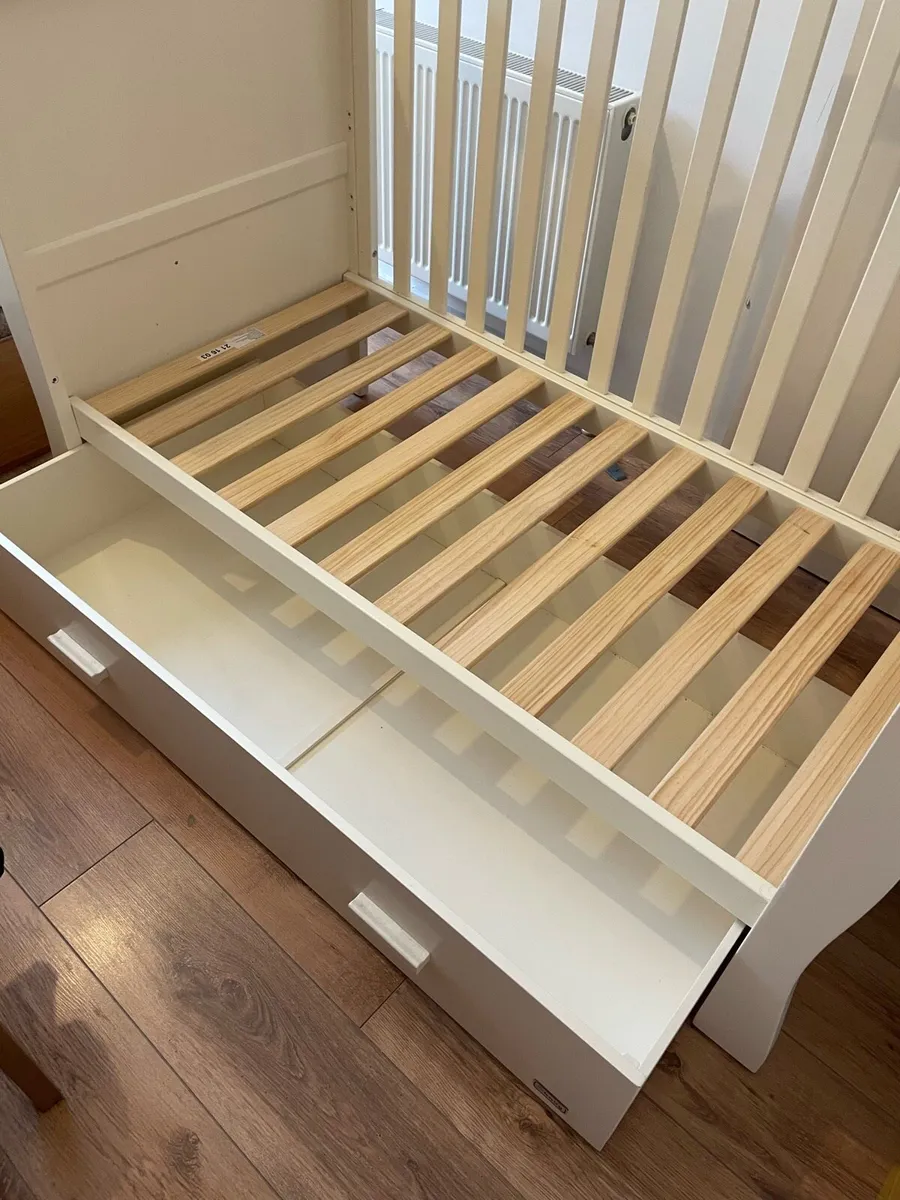 Baby Oslo Cot Bed + 2 Mattresses - Image 2