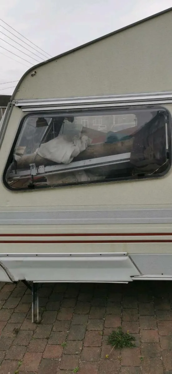 Caravan parts and windows. - Image 2