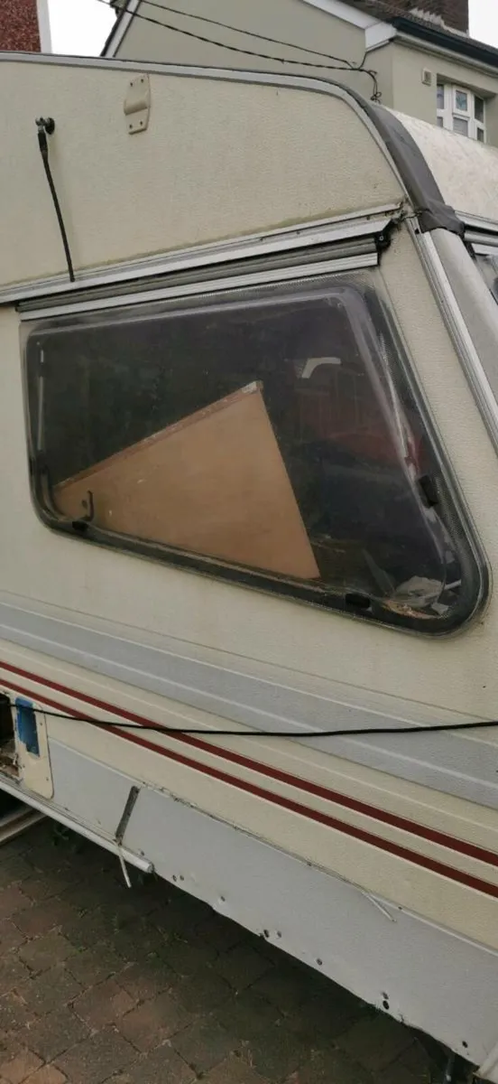 Caravan parts and windows. - Image 4