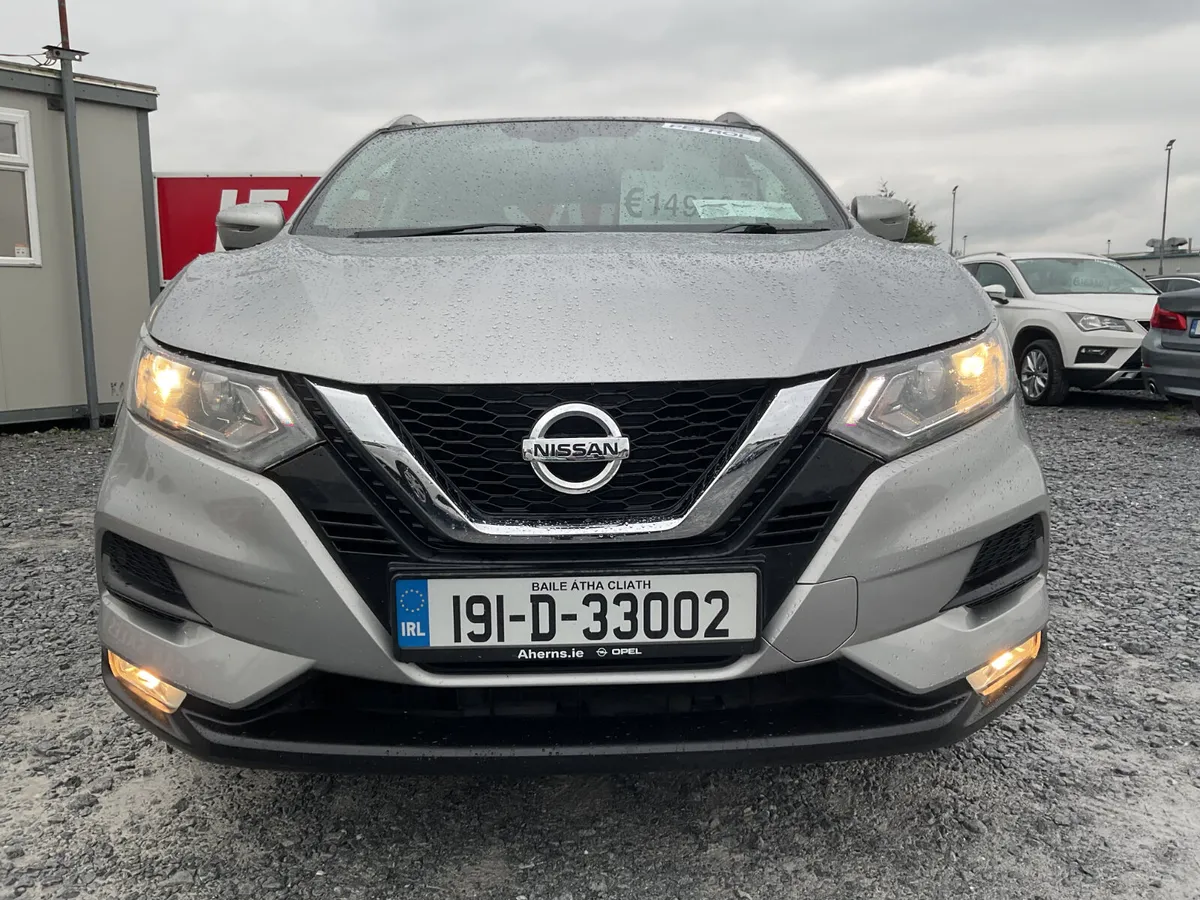 NISSAN QASHQAI 1.3 PETROL PANORAMIC ROOF SAT NAV - Image 3