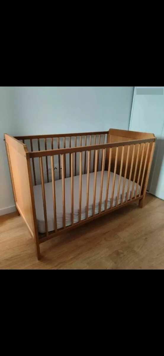Baby cot hardly used kept at nanas - Image 1
