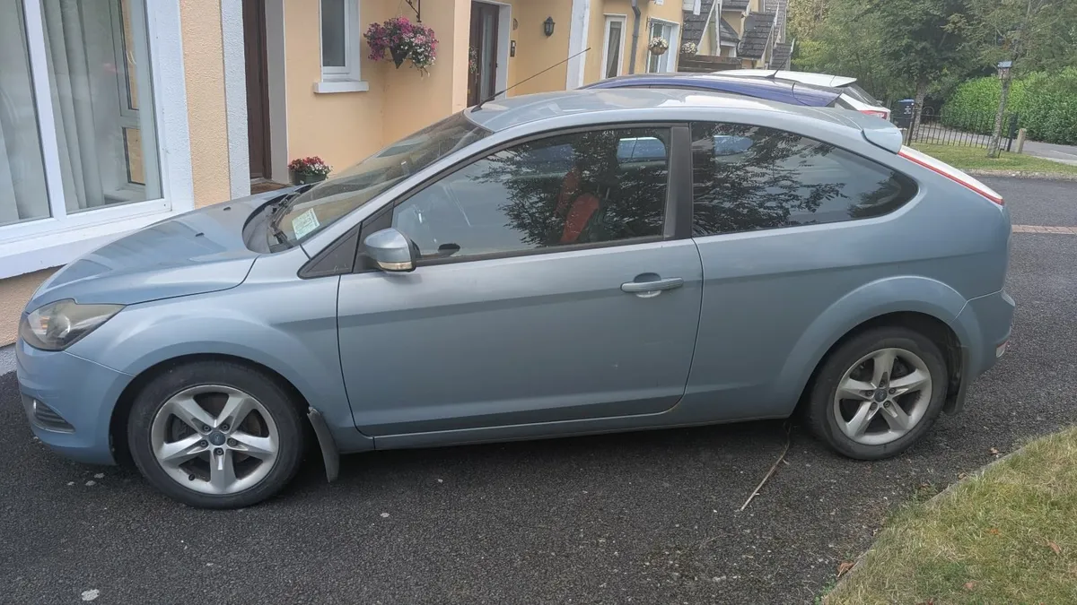 Ford Focus 2008 Zetec 3 Door - Image 2
