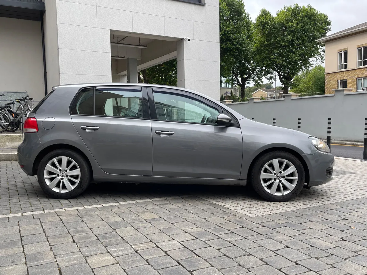 2011 Volkswagen Golf - Image 2