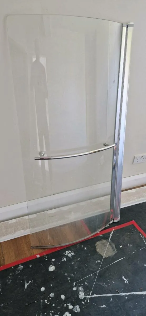 Curved shower screen - Image 1