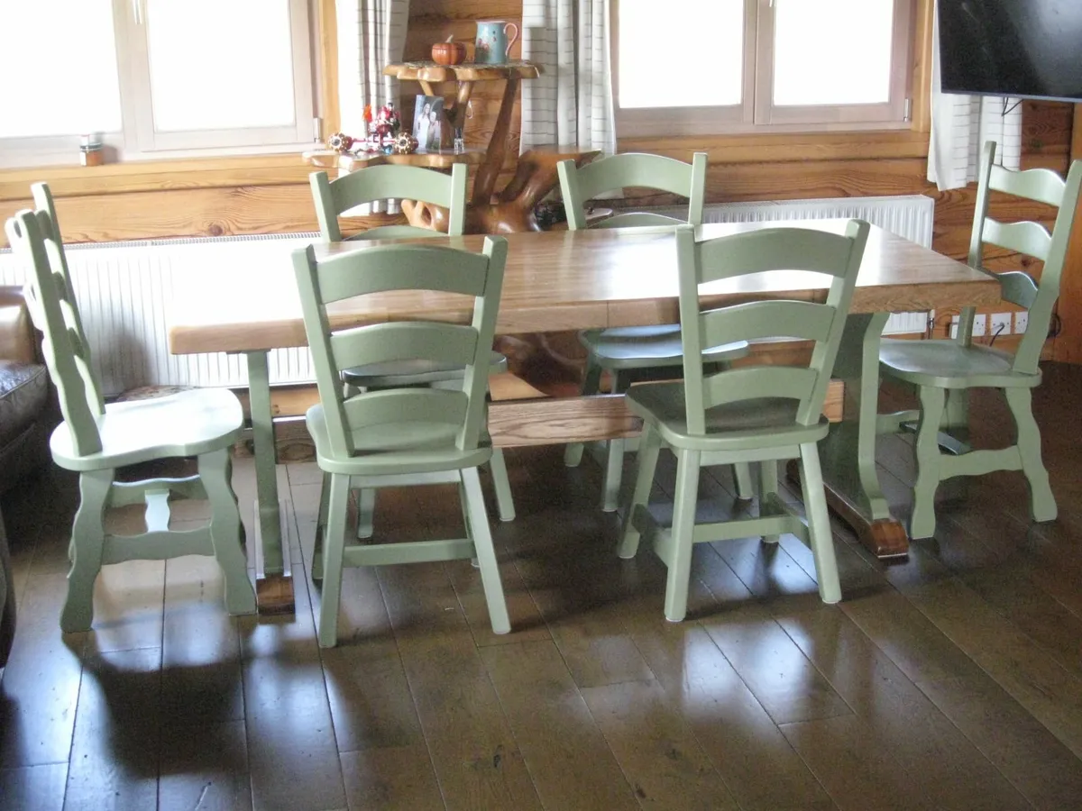 solid oak dining table and chairs - Image 1