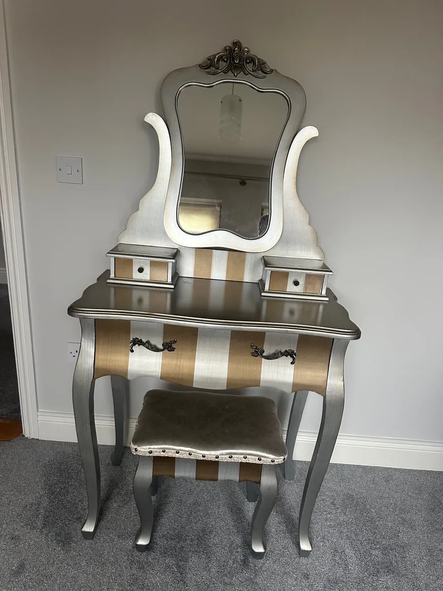 Dressing table with stool - Image 1