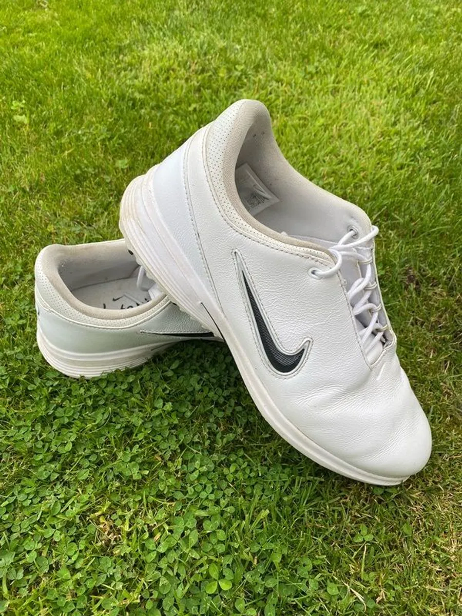 NIKE Victory Tour 4 Golf Shoes 8.5 - Image 1