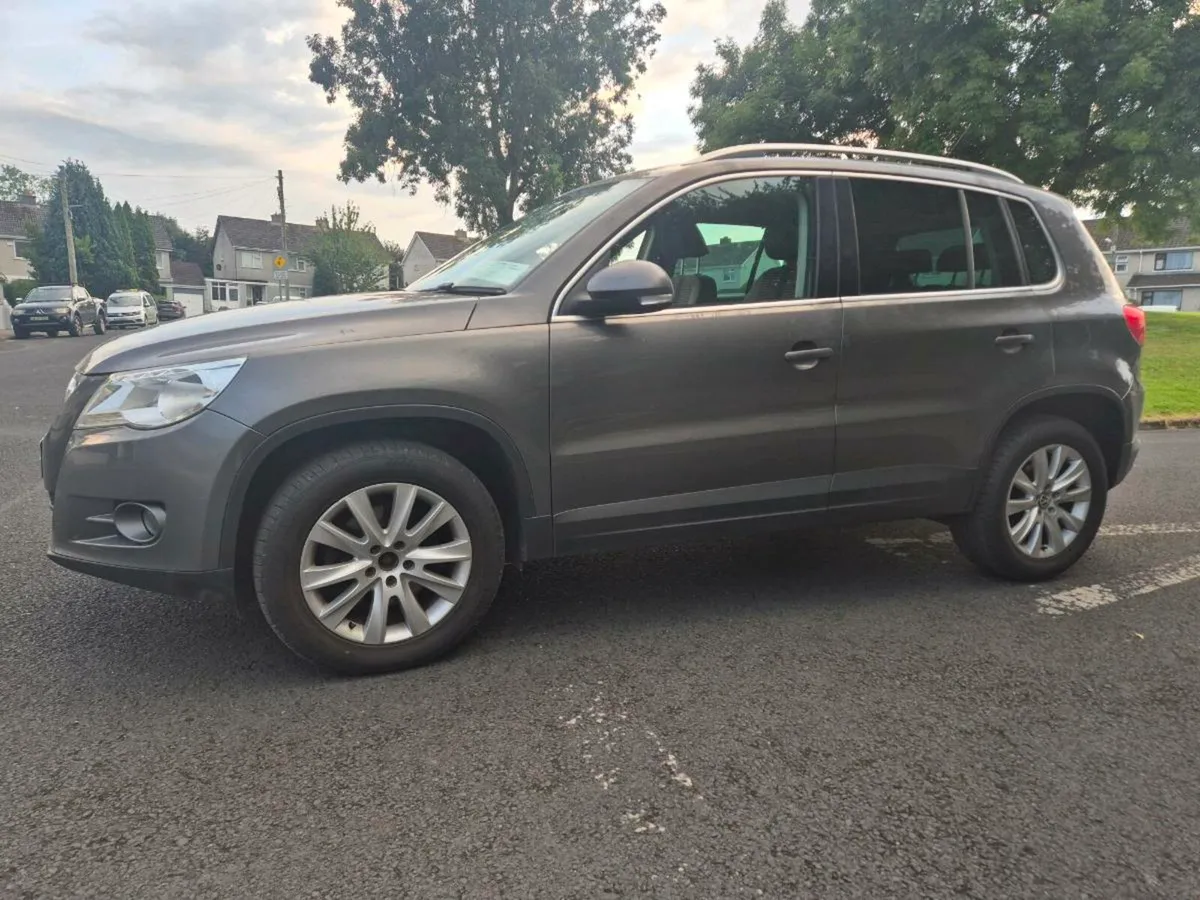 2011 VOLKSWAGEN TIGUAN - Image 1