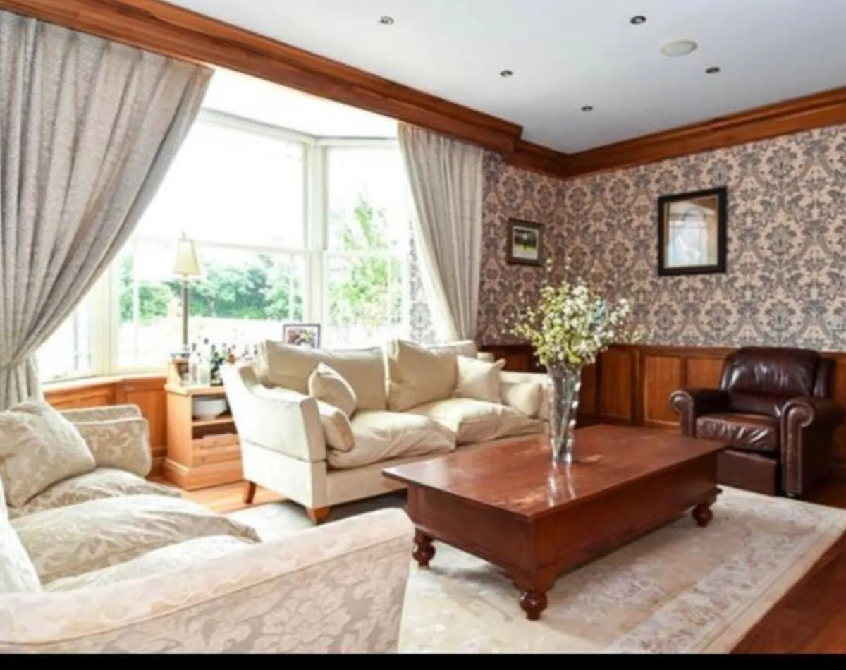 Furniture in excellent condition - Image 1