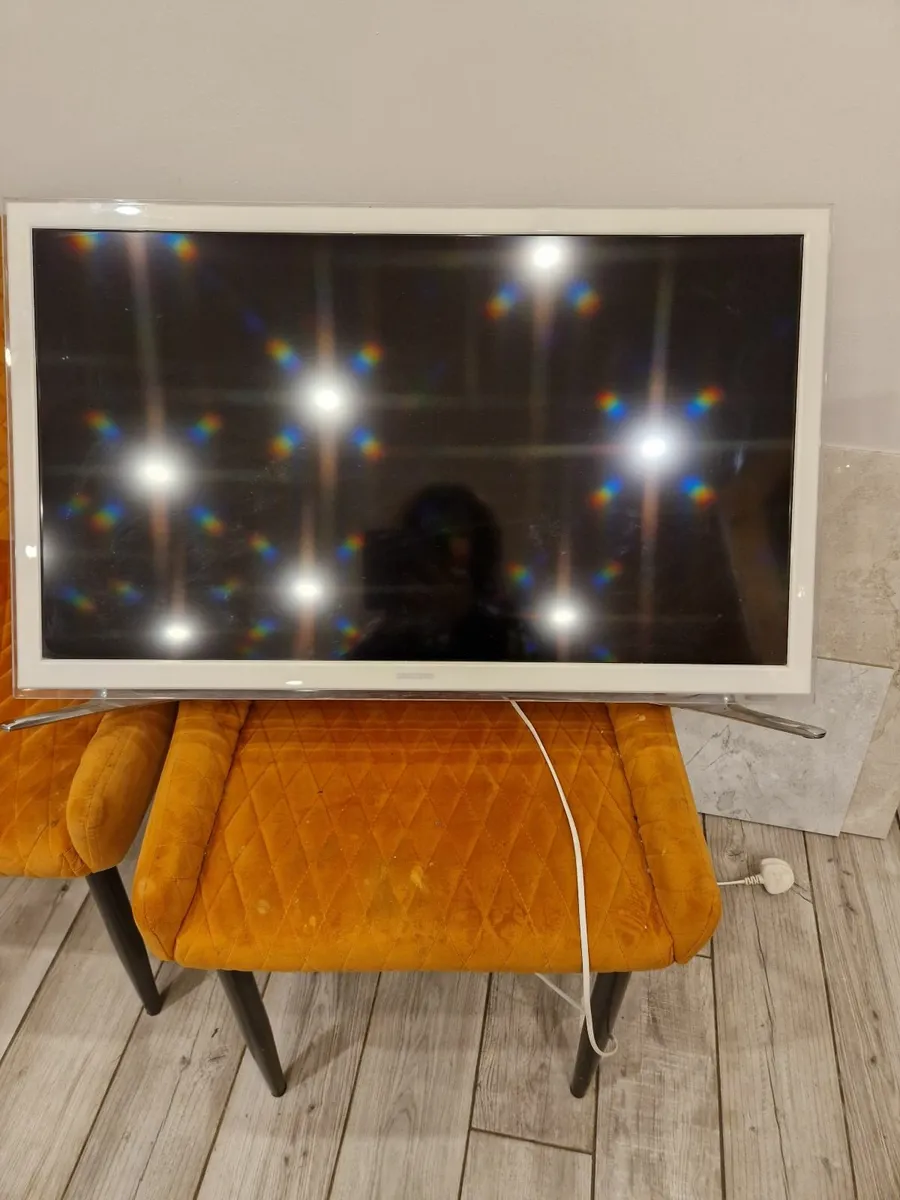 Metal chairs and  T.V. - Image 3
