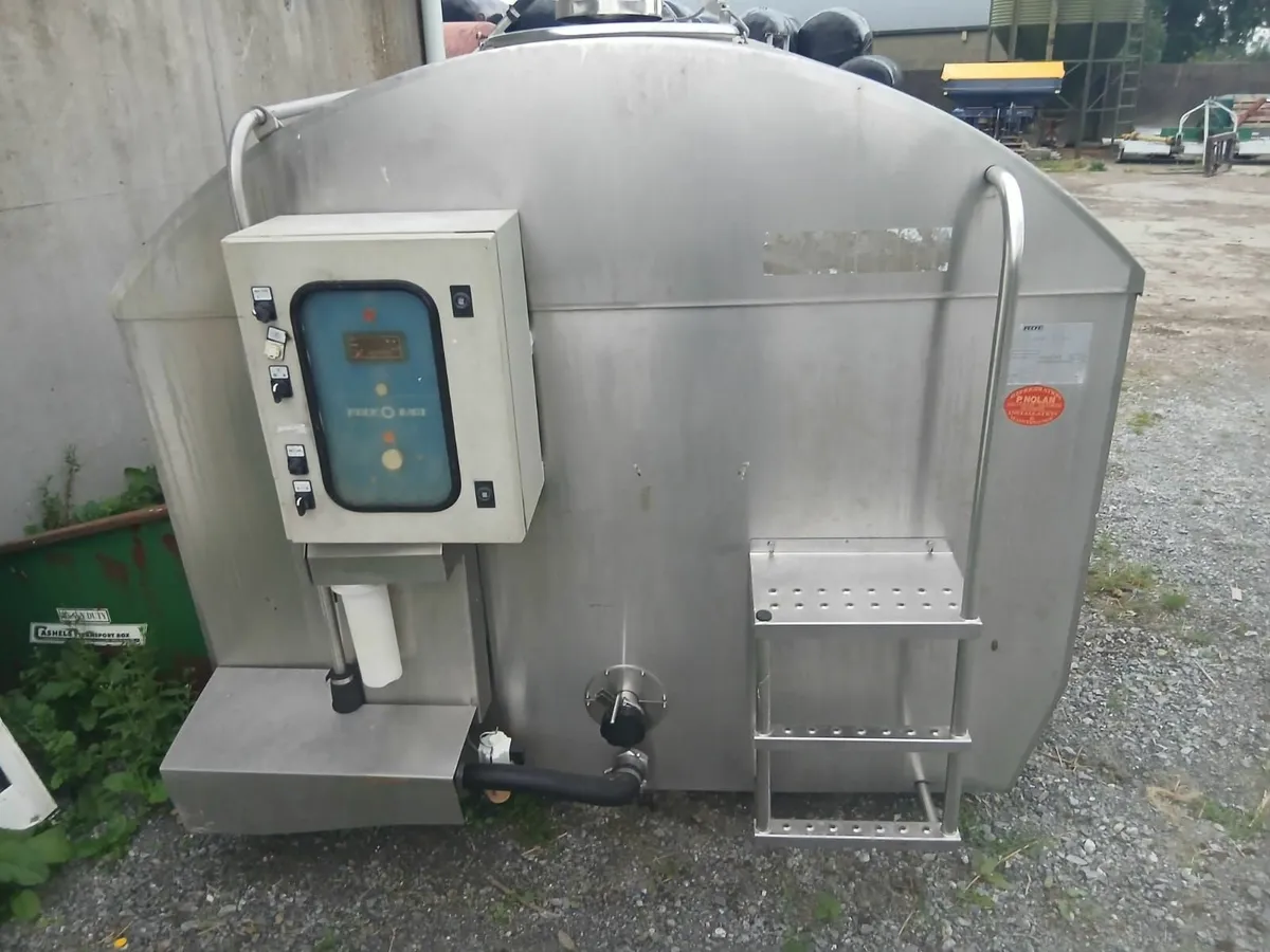 Milk tank and compressors - Image 1