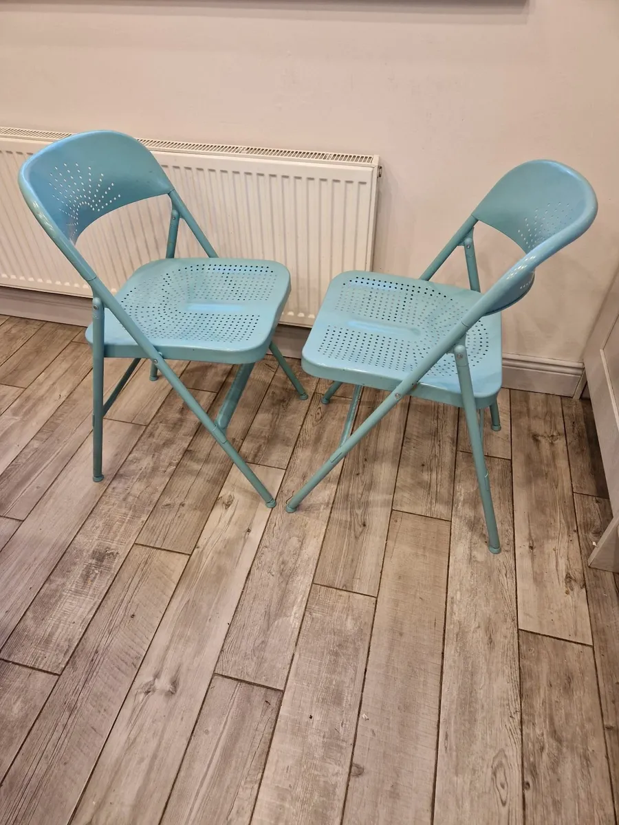 Metal chairs and  T.V. - Image 1