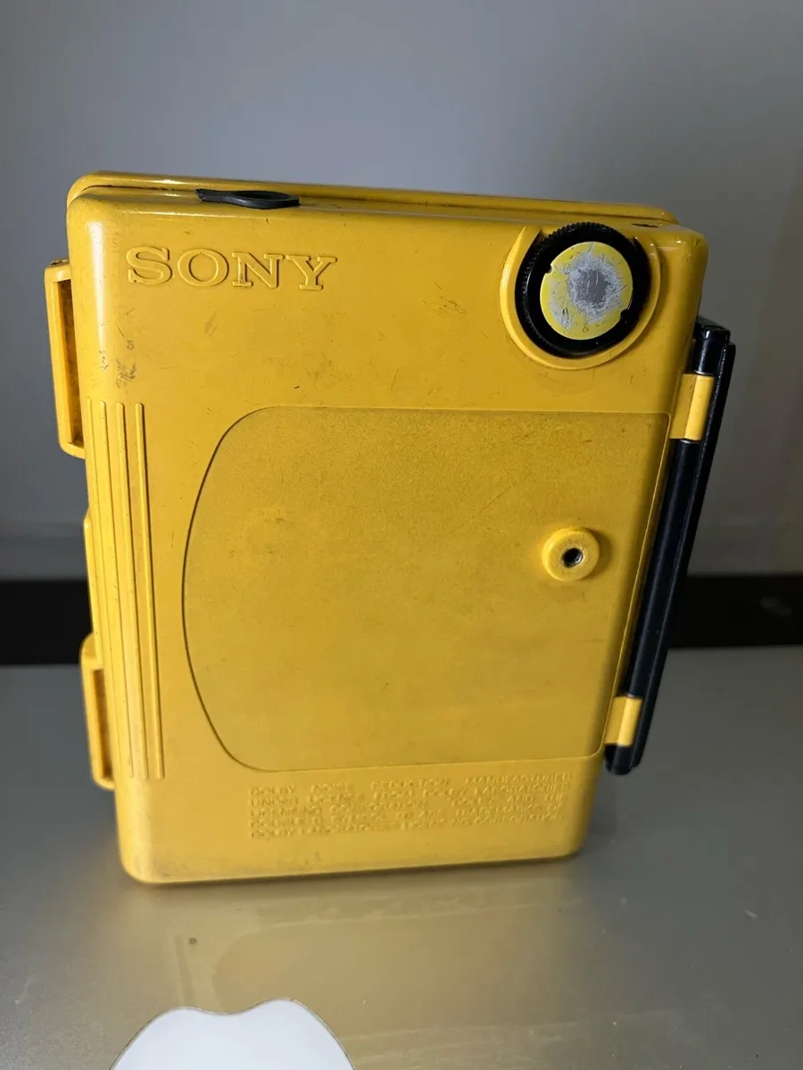 Sony Walkman sports ( needs reapair) - Image 3