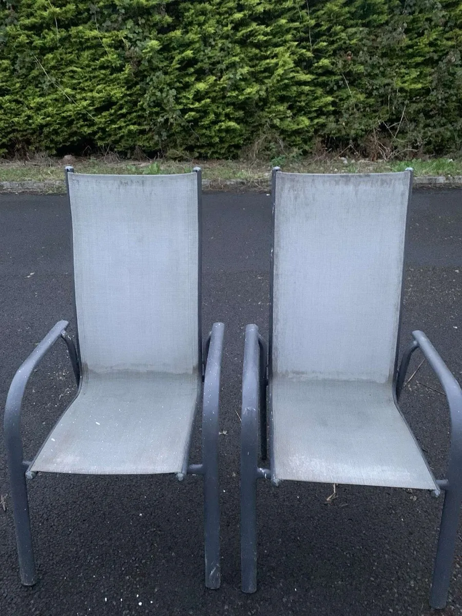 Table & Chairs - Image 4