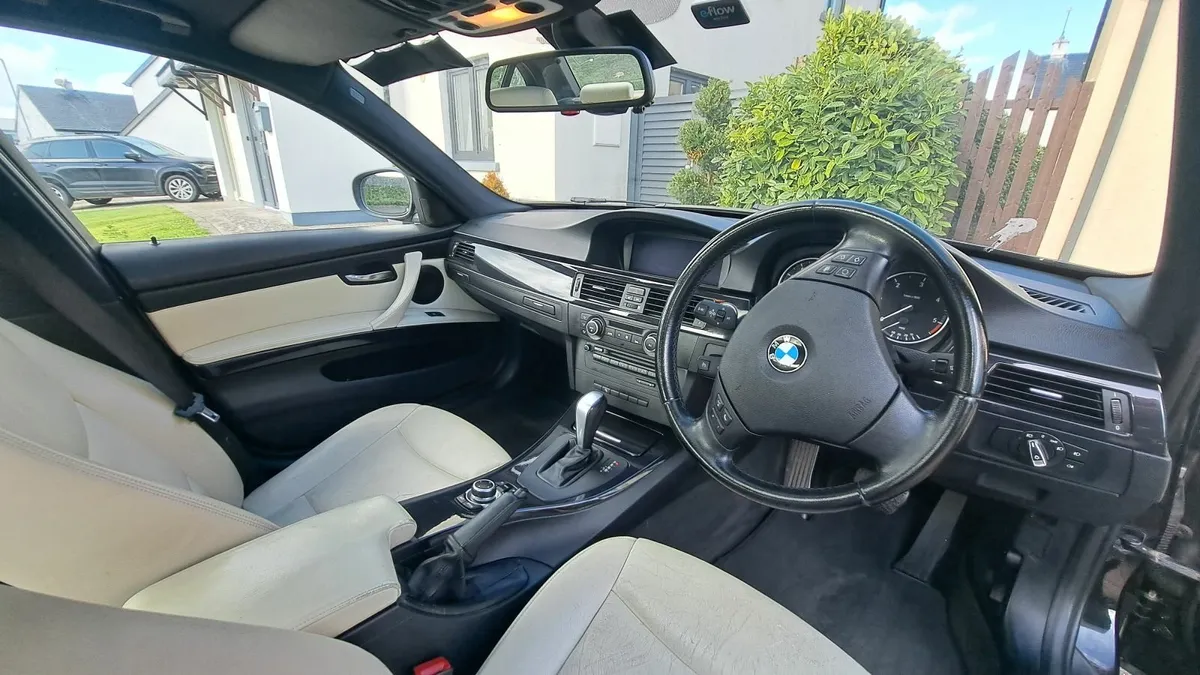 BMW 3-Series 2011 - Image 4