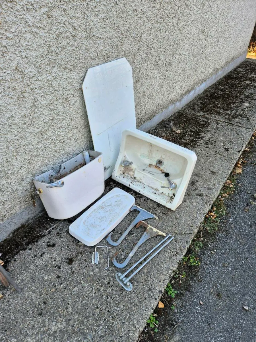 Hand Basin + Splashback / Cisterin - Image 1