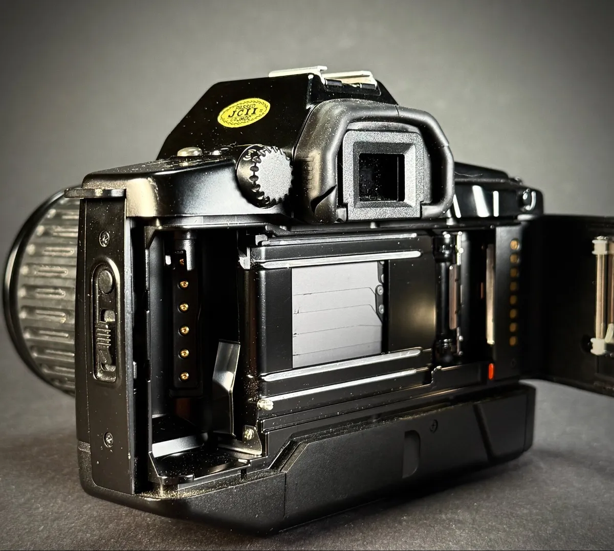 Canon EOS 650 film SLR camera - Image 3
