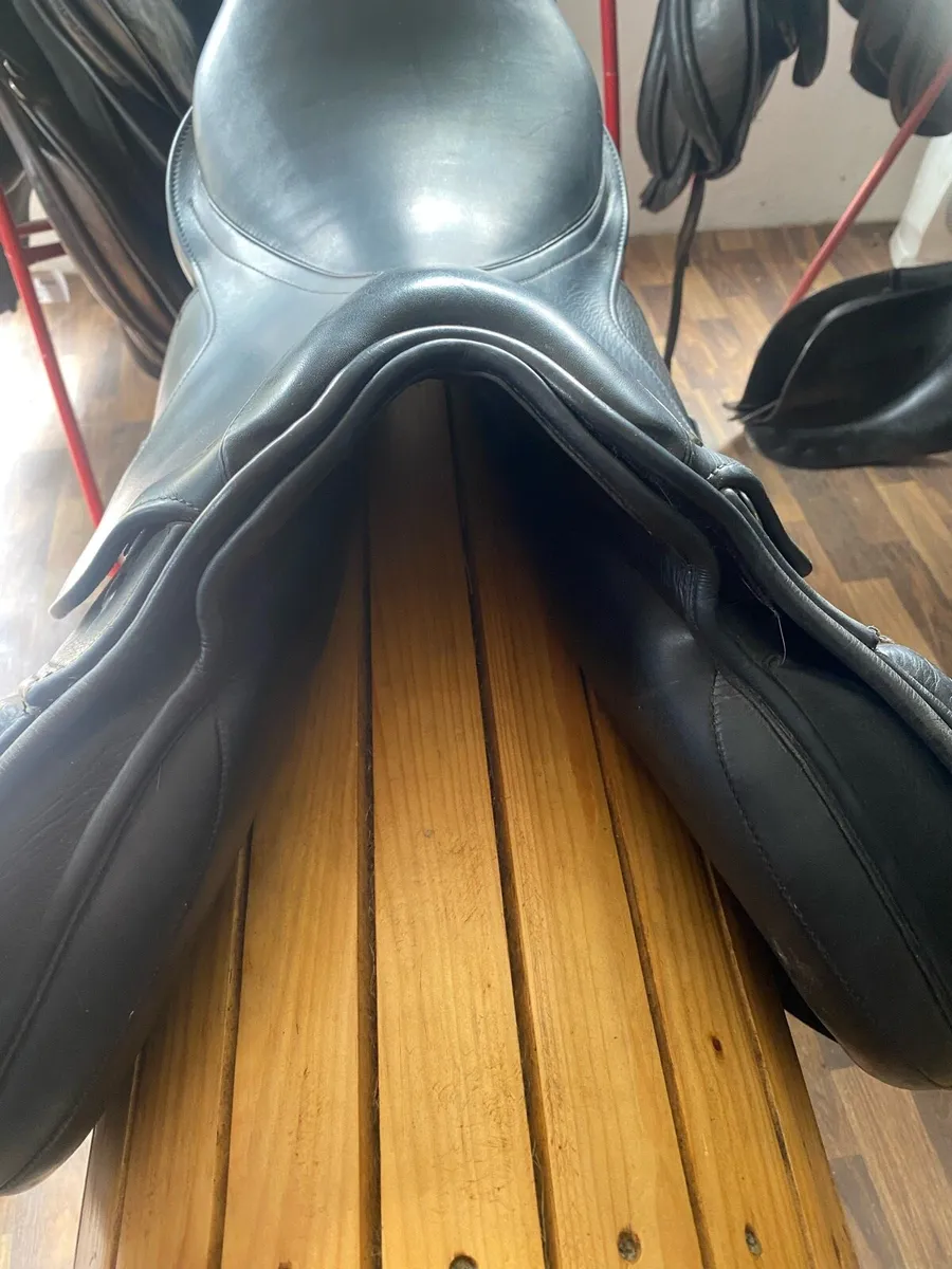 18” black Leather jumping saddle - Image 3