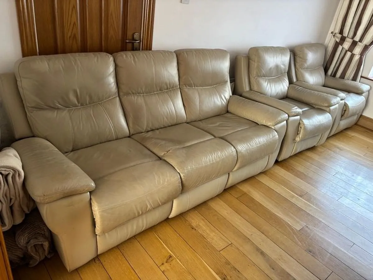 Real leather sofa and two chairs - Image 3
