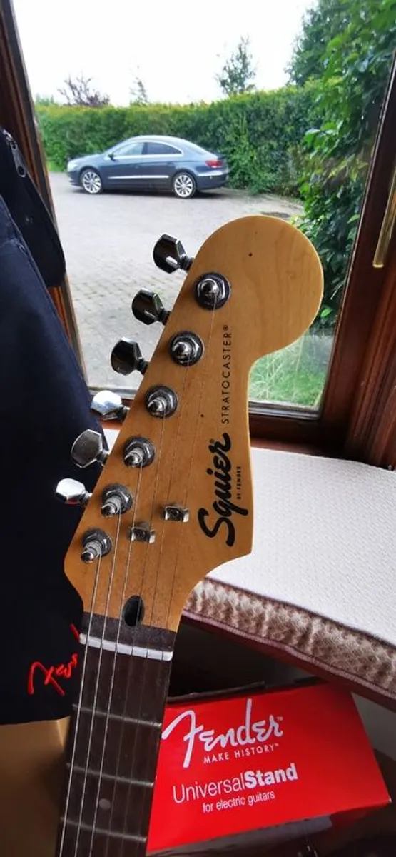 Squier/Fender Stratocaster Guitar Kit - Like New (Unwanted Gift) - Image 4