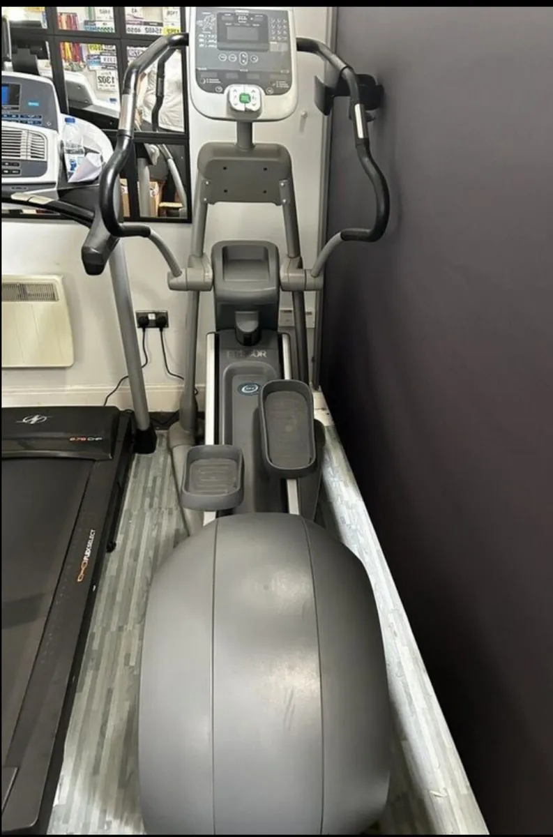 PRECOR EFX 546I CROSSTRAINER - Image 4