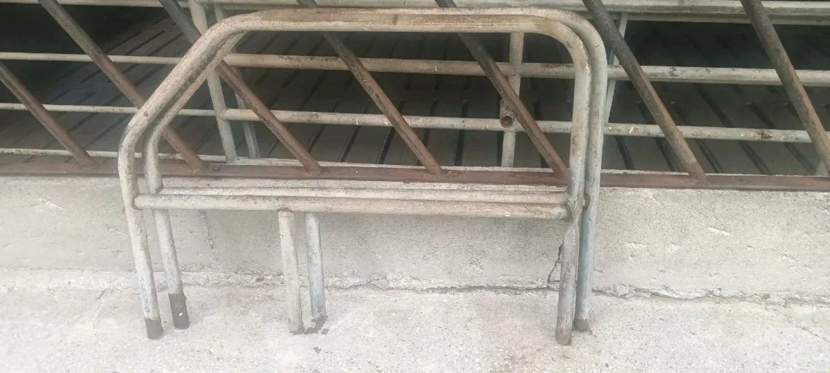 Weanling cubicles - Image 1