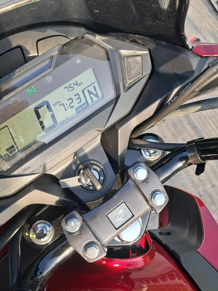 212 Honda CB125F - only 750kms - as new - Image 2