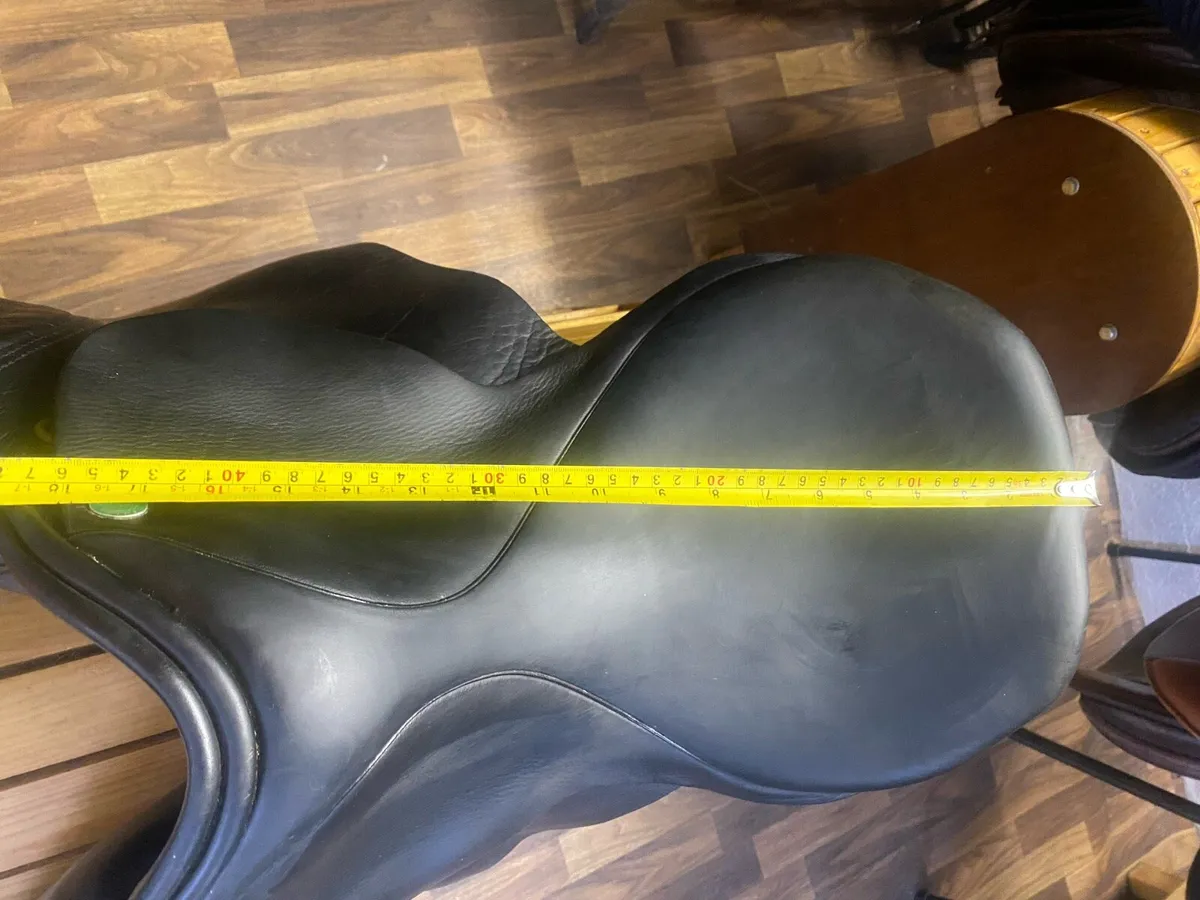 17.5 black Leather jumping saddle - Image 1