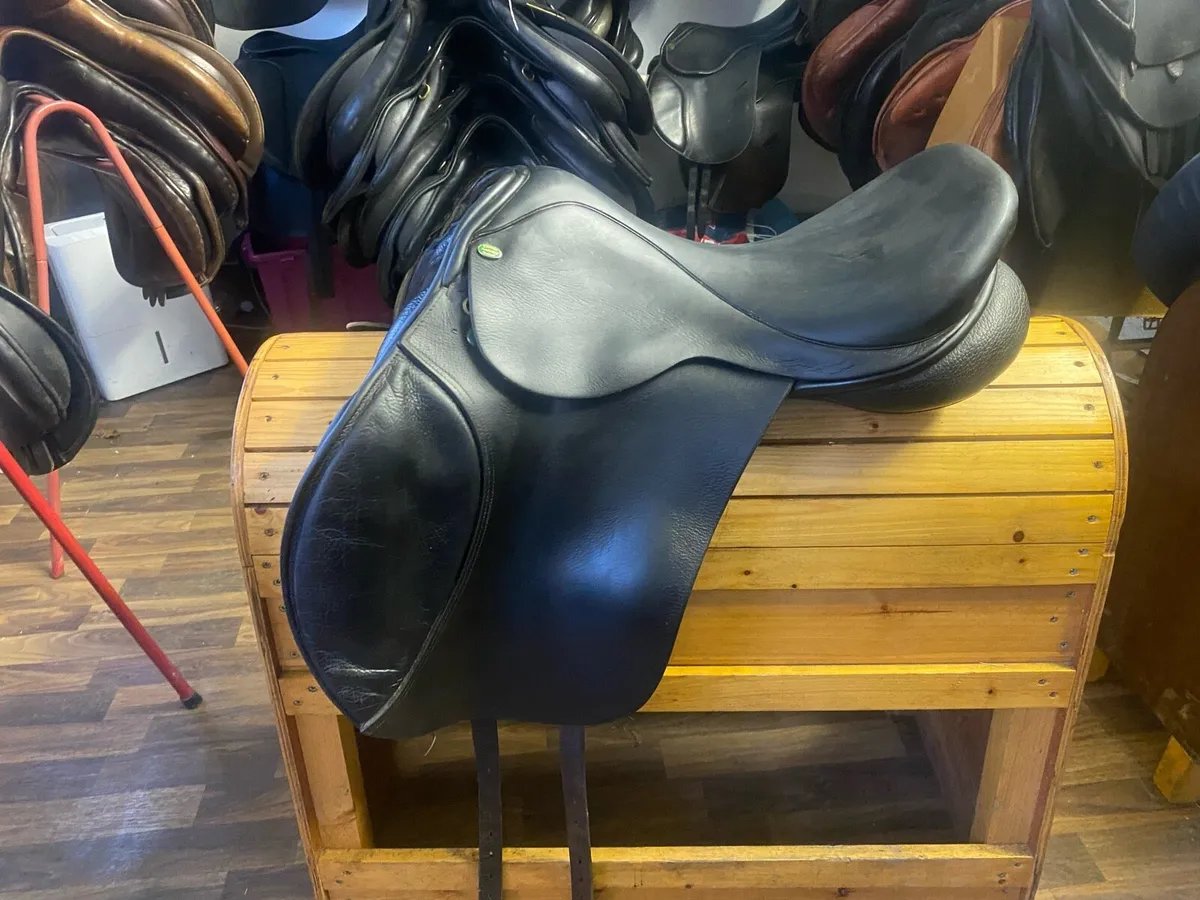 17.5 black Leather jumping saddle - Image 2