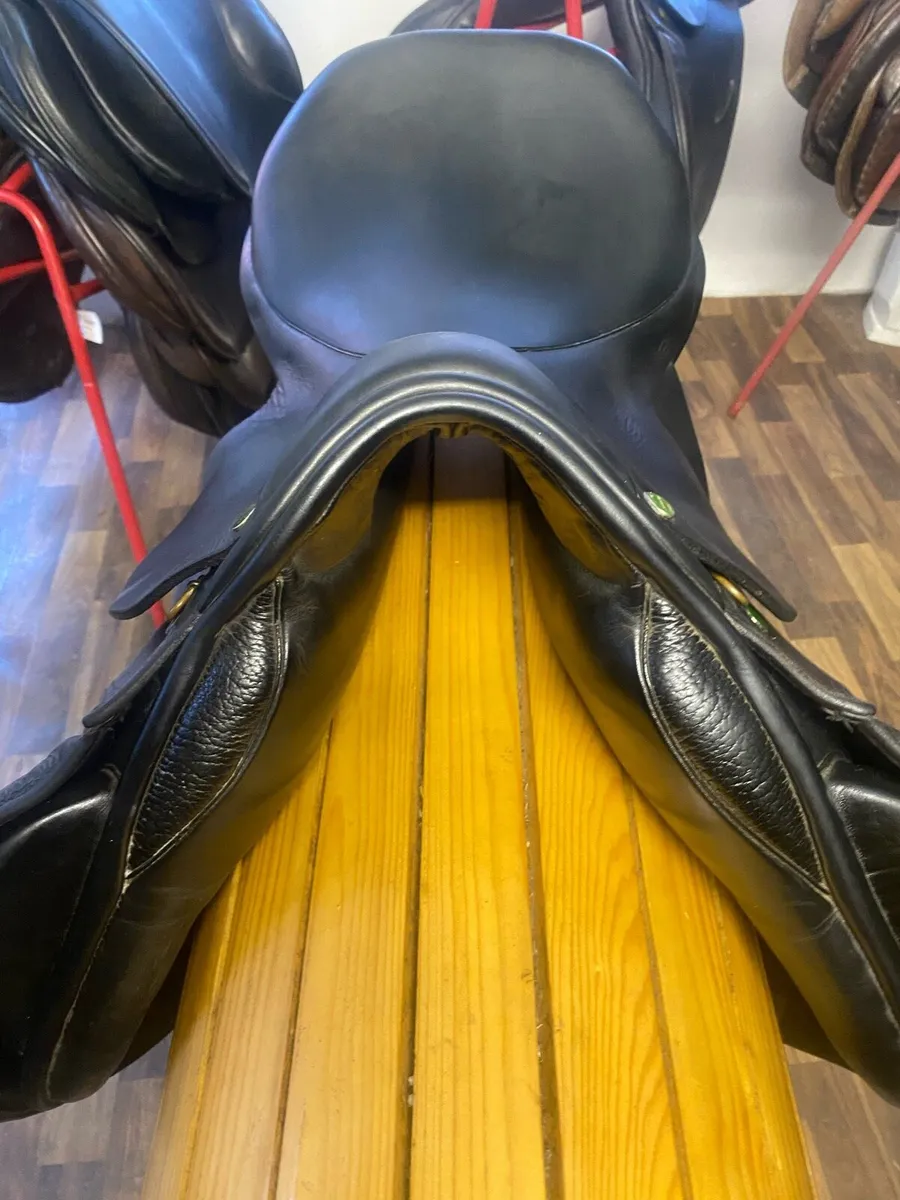 17.5 black Leather jumping saddle - Image 3