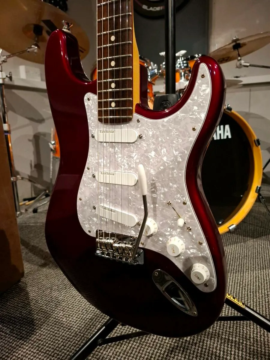 1998 fender stratocaster - Image 2