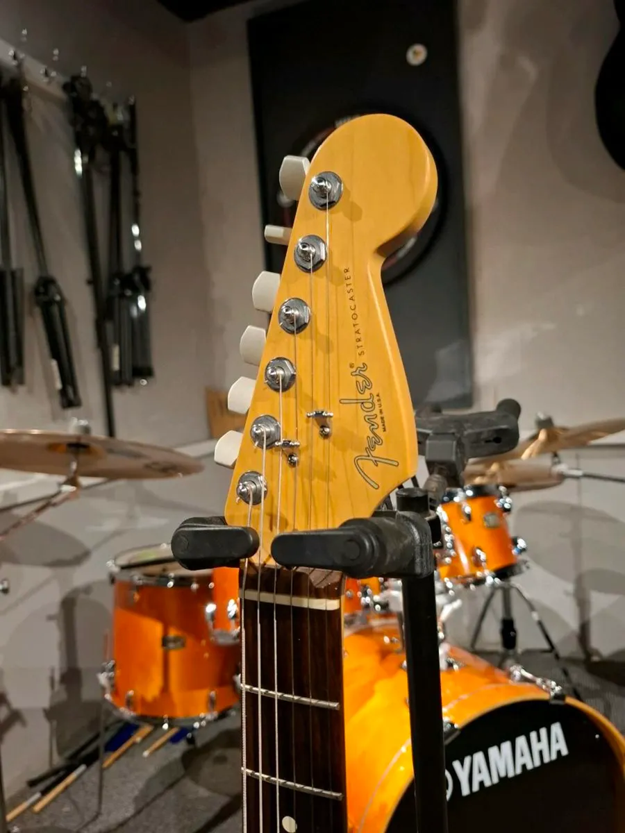 1998 fender stratocaster - Image 3