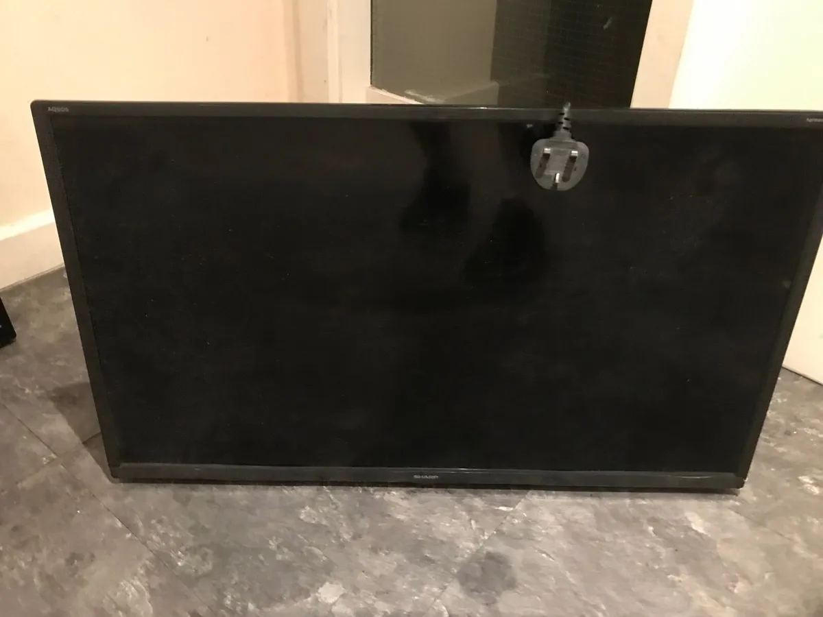 5 TVs all working - Image 3