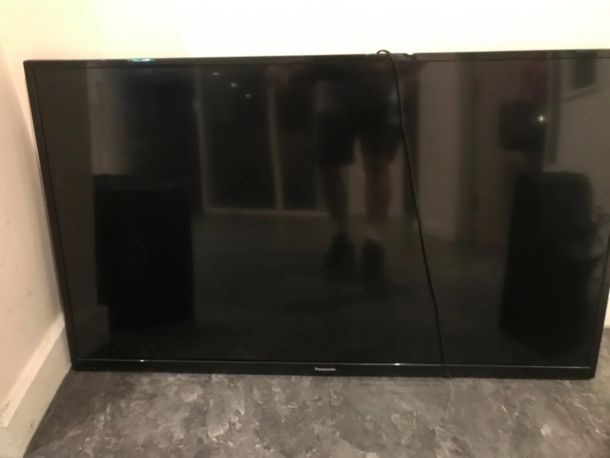5 TVs all working - Image 4
