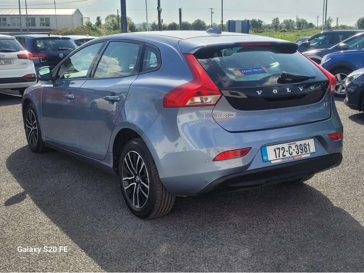 Volvo V40 D2 MOMENTUM ED 5DR €2000 Scrappage offer - Image 4