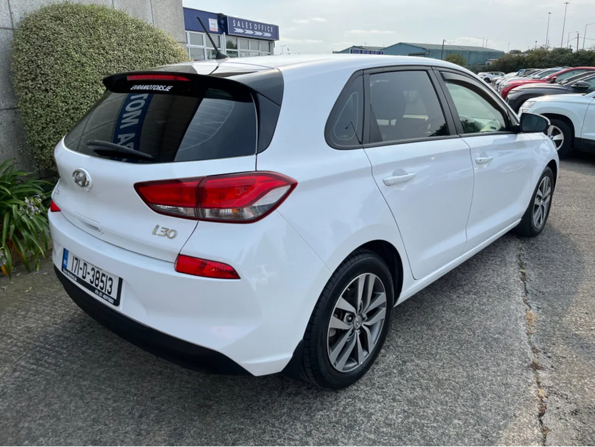 Hyundai i30 DELUXE 1.6 DIESEL //REVERSE CAMERA// - Image 4