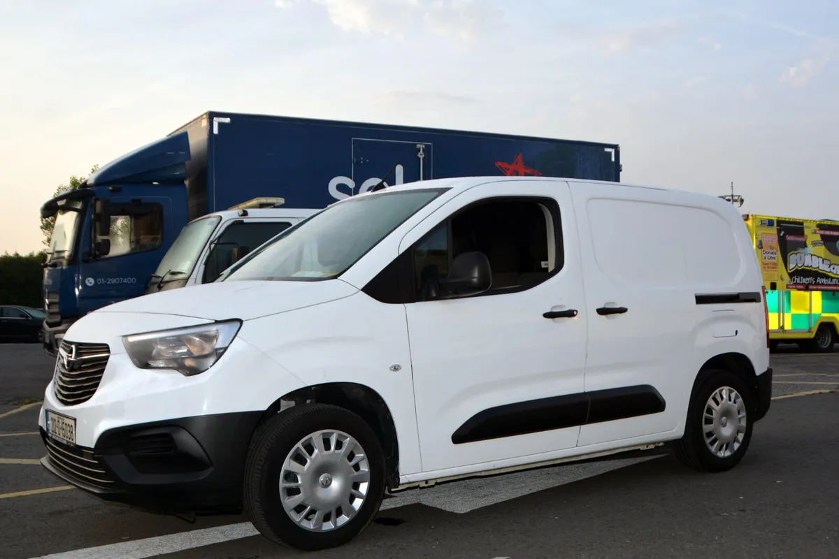 Opel Combo 3 Seats Dealer Service History - Image 1